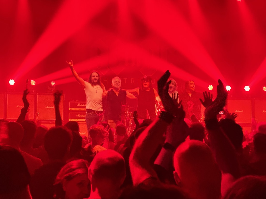 Tributeband ACinDC laat verbouwde P3 op grondvesten schudden