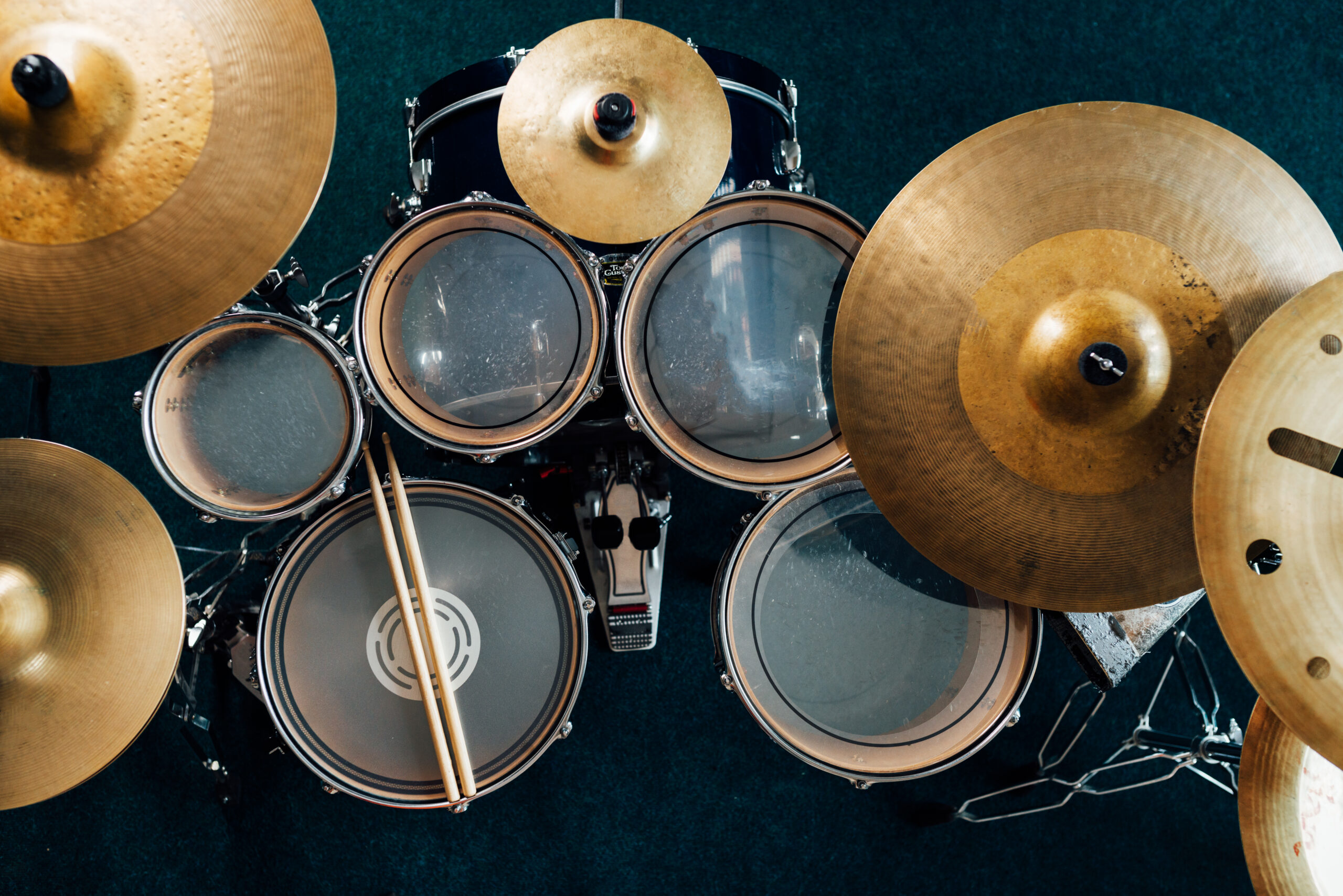 Hoe producers “massieve” drums maken zonder echte drums