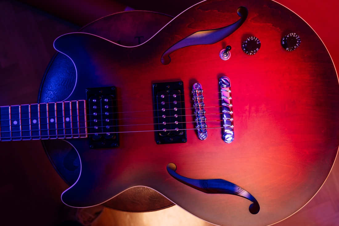 Waarom hollowbody gitaren weer populairder worden onder moderne gitaristen