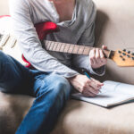 Wat gebeurt er als je een jaar lang elektrische gitaar leert spelen? Van beginner naar gitarist