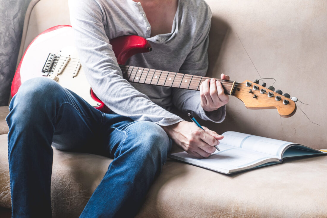 Wat gebeurt er als je een jaar lang elektrische gitaar leert spelen?