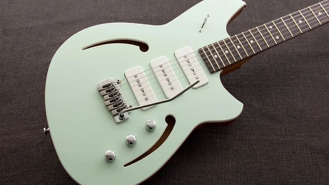 Reverend Kingbolt Air 390: de semi-hollow die buiten de lijntjes speelt