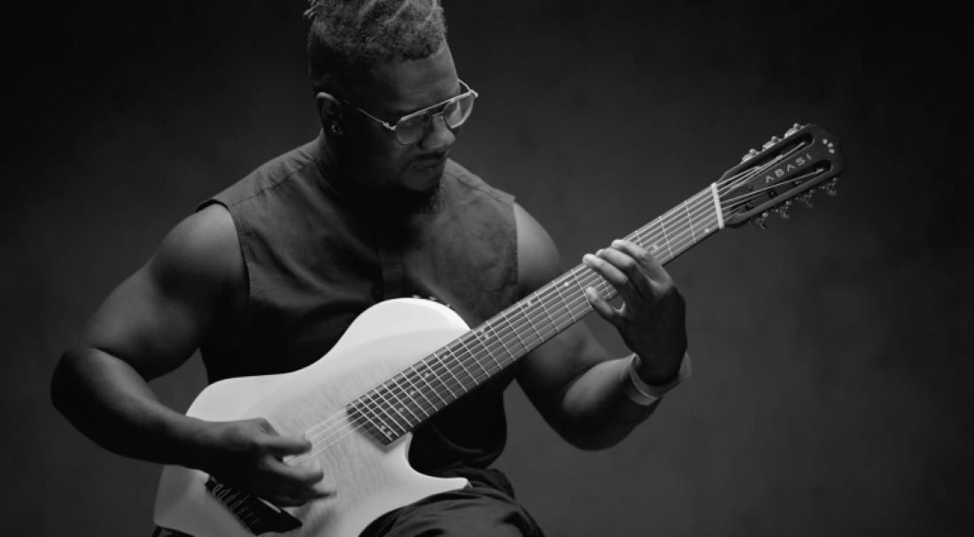 Abasi Stage 7: Tosin Abasi geeft de nylon-snarige gitaar een futuristische make-over