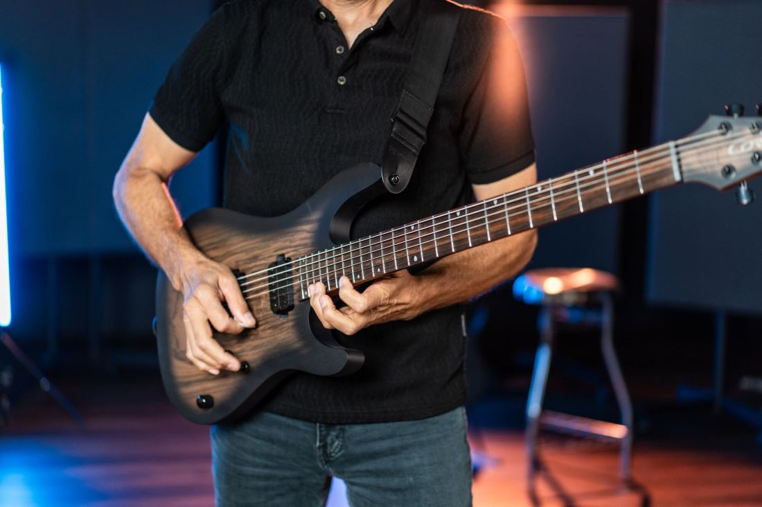 C:\Users\gixan\Downloads\UpsizingGear_Cort KX500 Baritone is gemaakt voor diepe tunings en strakke metalriffs.jpg