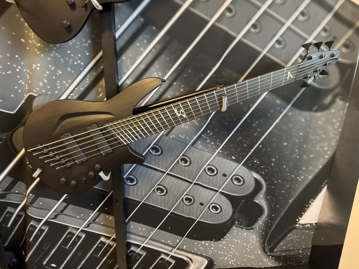 Multiscale gitaren en bassen: wat is het nut van die schuine frets?